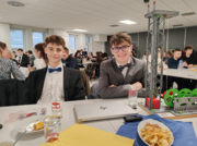 1 Žáci u soutěžního modelu.png