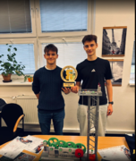 8 Žáci s oceněním na půdě školy.png